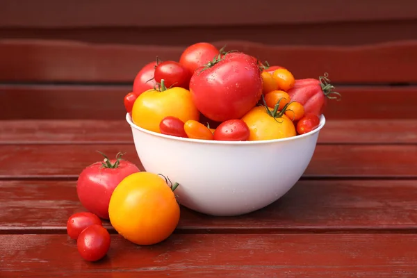 Tigela Com Tomates Frescos Superfície Madeira — Fotografia de Stock