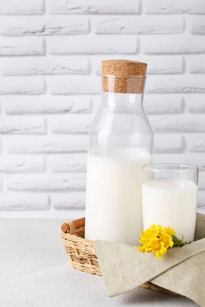Γυαλί Και Μπουκάλι Φρέσκο Γάλα Στο Τραπέζι Κατά Λευκό Τούβλο — Φωτογραφία Αρχείου