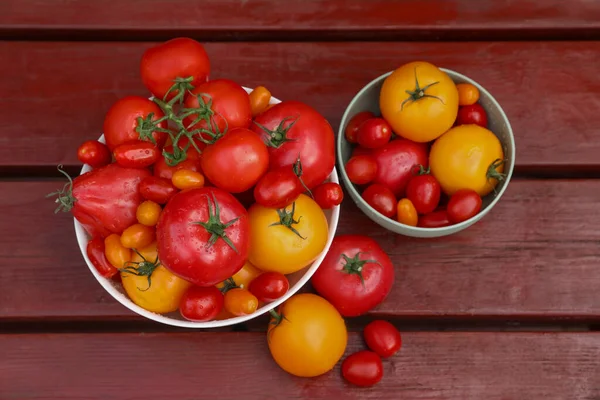 Schüsseln Mit Frischen Tomaten Auf Holztisch Flach Gelegt — Stockfoto