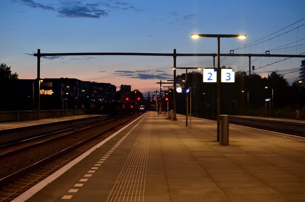 Красивый Вид Железнодорожную Платформу Ночью — стоковое фото