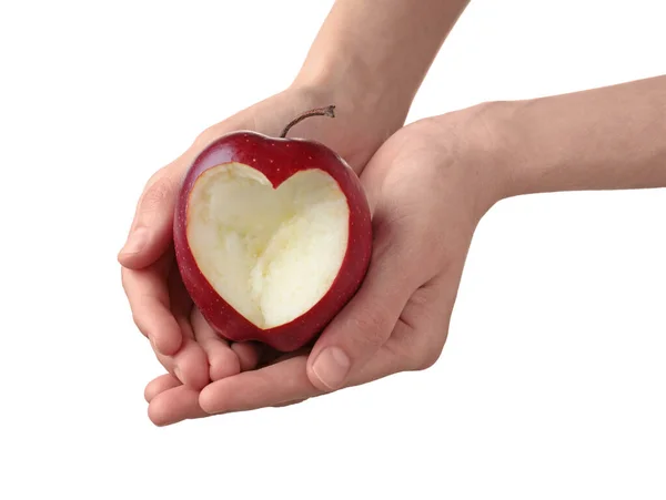 Žena Drží Červené Jablko Vyřezávaným Srdcem Bílém Pozadí Detailní Záběr — Stock fotografie