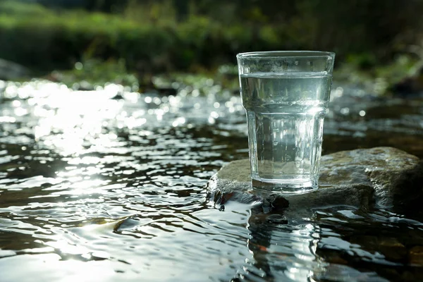 Склянка Прісної Води Камені Біля Річки Відкритому Повітрі Простір Тексту — стокове фото
