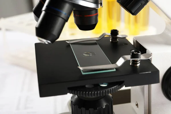 Microscoop Met Druppel Urine Glazen Glaasje Laboratorium Close — Stockfoto