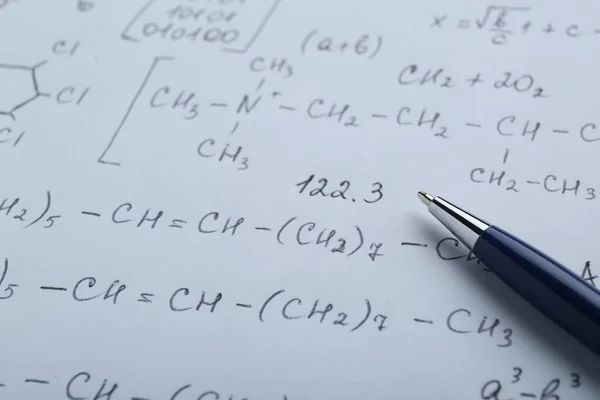 Hoja Papel Con Diferentes Fórmulas Químicas Pluma Primer Plano — Foto de Stock