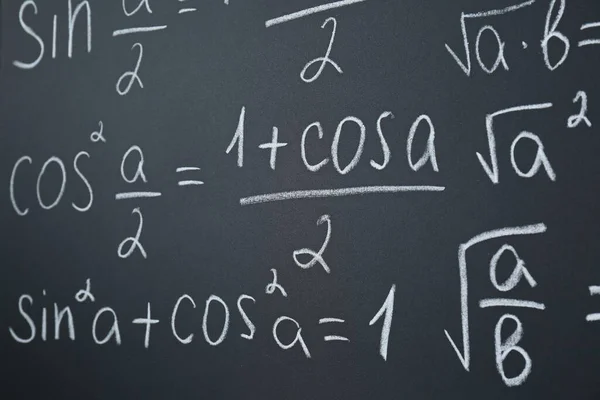 Verschiedene Mathematische Formeln Mit Kreide Auf Tafel Geschrieben Nahaufnahme — Stockfoto