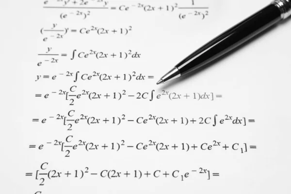 Hoja Papel Con Fórmulas Matemáticas Pluma Primer Plano —  Fotos de Stock