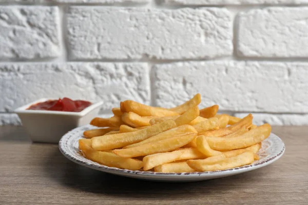 Smakliga Pommes Frites Serveras Med Ketchup Träbord — Stockfoto