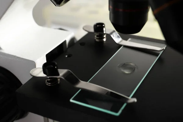 Microscoop Met Urinedruppel Glazen Glaasje Close — Stockfoto