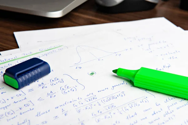 Papel Com Cálculos Matemáticos Escritos Iluminador Verde Mesa Madeira Close — Fotografia de Stock
