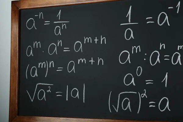 Chalkboard Com Muitas Fórmulas Matemáticas Diferentes Parede Branca Close — Fotografia de Stock