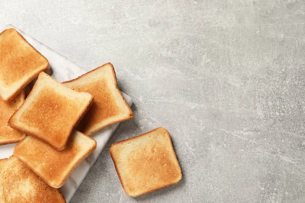 薄い灰色のテーブルの上においしいトーストパンのスライスは フラットレイアウト テキストのスペース — ストック写真