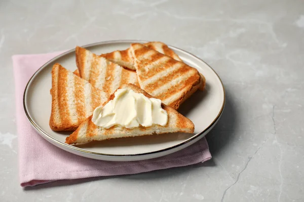 Des Toasts Savoureux Beurre Sur Une Table Marbre Gris Clair — Photo