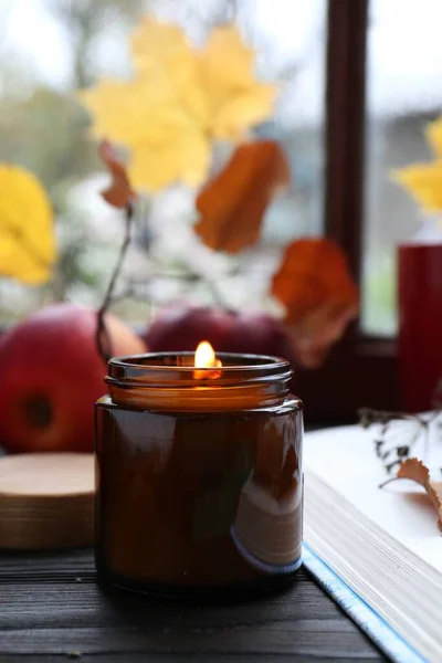 Schöne Brennende Kerze Und Buch Auf Holztisch Herbststimmung — Stockfoto