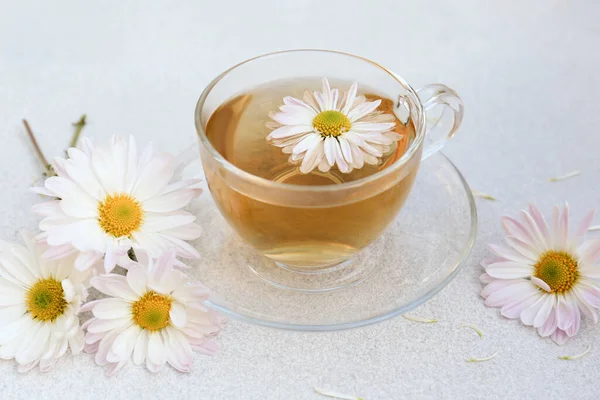 Egy Pohár Finom Kamilla Tea Fehér Asztalon — Stock Fotó
