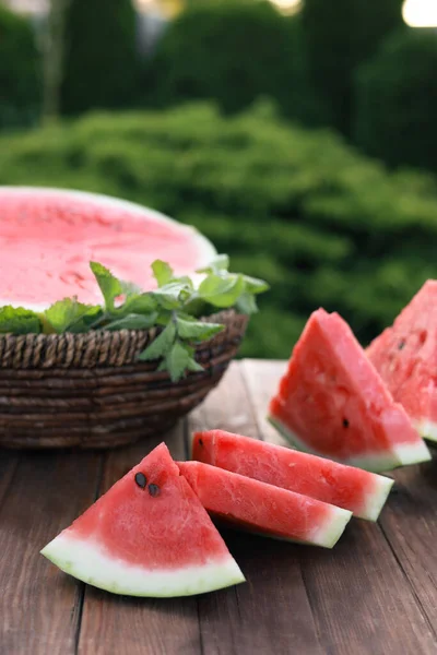 Leckere Reife Wassermelone Auf Holztisch Freien — Stockfoto