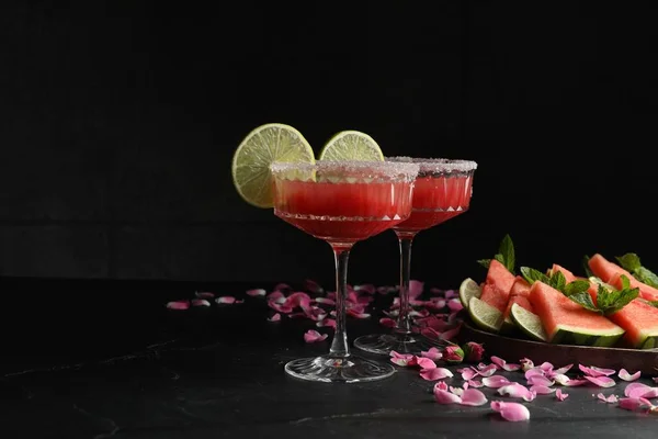 Cocktailglas Läcker Färsk Vattenmelonsaft Med Lime Och Rosenblad Svart Bord — Stockfoto