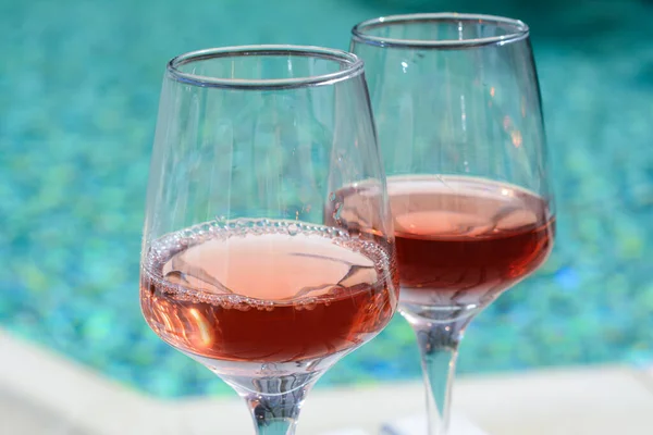 Ποτήρια Από Νόστιμο Ροζέ Κρασί Κοντά Στην Πισίνα Closeup — Φωτογραφία Αρχείου