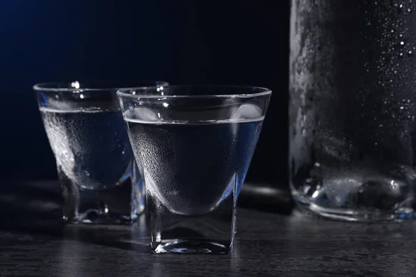 Vodka Bicchierini Tavolo Nero Contro Sfondo Scuro Primo Piano — Foto Stock