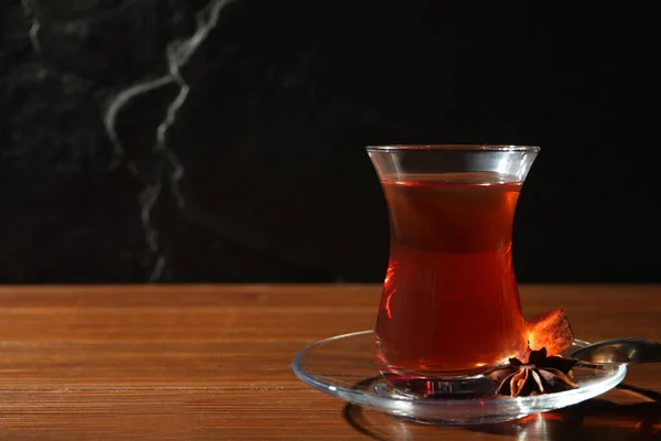 Szklanka Tradycyjnej Tureckiej Herbaty Drewnianym Stole Czarnym Tle Miejsce Tekst — Zdjęcie stockowe