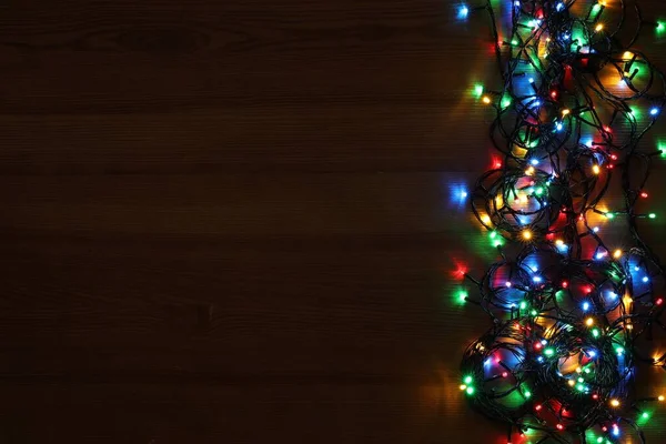 Ahşap Masanın Üstünde Renkli Noel Işıkları Üst Manzara Metin Için — Stok fotoğraf