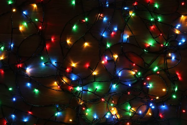 Bunte Weihnachtsbeleuchtung Auf Holztisch Draufsicht — Stockfoto
