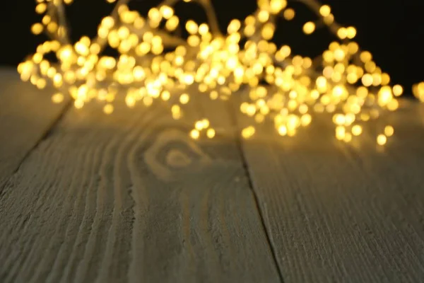 Рождественские Огни Деревянной Поверхности Размытый Вид — стоковое фото