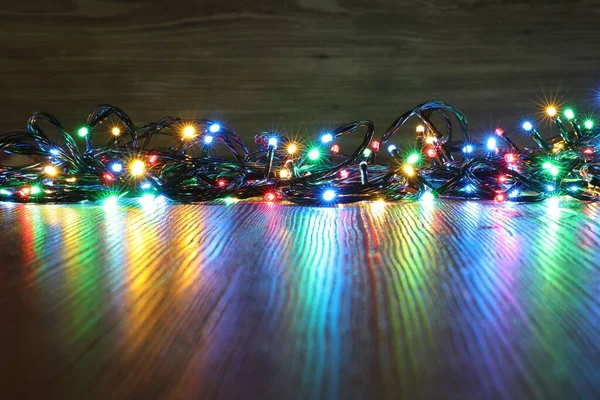 Schöne Bunte Weihnachtsbeleuchtung Auf Dem Holztisch Raum Für Text — Stockfoto