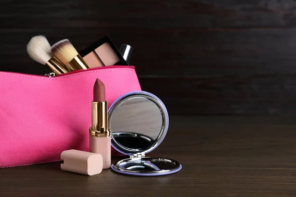 Stilvoller Taschenspiegel Und Kosmetiktasche Mit Make Produkten Auf Holztisch Platz — Stockfoto