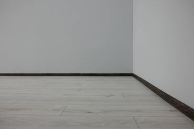 Temiz ışıklı duvarları olan boş bir oda