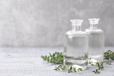 Açık mavi ahşap masa üzerinde kekik yağı, metin için boşluk