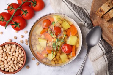 Lezzetli nohut çorbasının bembeyaz mermer masa üzerindeki malzemeleriyle bembeyaz bir tabakta yatıyordu.