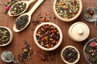 Bambu hasırında birçok farklı bitkisel çay, düzlük.