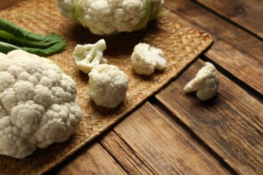 Tahta masada taze karnabahar. Metin için boşluk