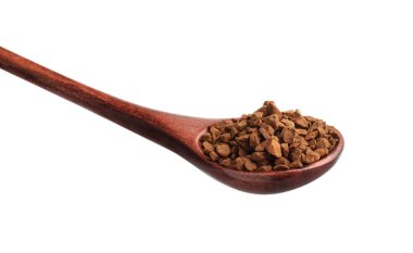 Tahta kaşık beyaz üzerine izole edilmiş aromatik hazır kahve.