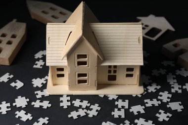 Ev modeli ve bulmacalar deprem üstüne yıkım tasvir ediyor.