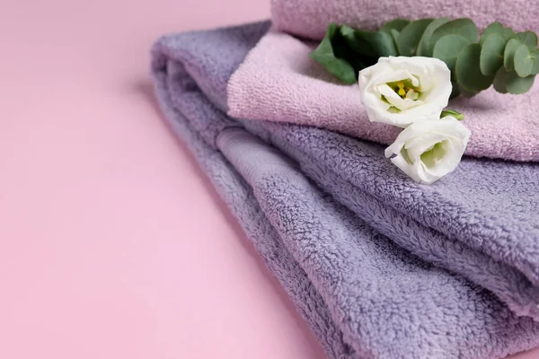 柔软折叠的毛巾 花和桉树分枝粉红色背景 案文的篇幅 — 图库照片