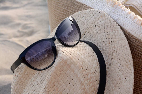 Klobouk Taška Krásnými Slunečními Brýlemi Písečné Pláži Detailní Záběr — Stock fotografie