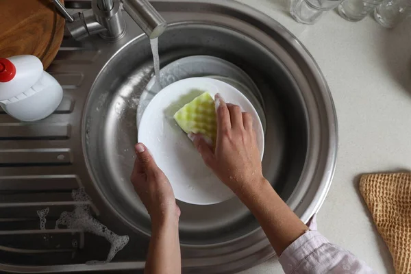 Mutfak Lavabosunda Bulaşık Yıkayan Bir Kadın — Stok fotoğraf