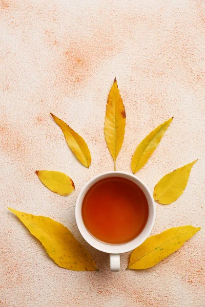 Őszi Levelek Csésze Ízletes Tea Színes Háttér Lapos Laikus — Stock Fotó