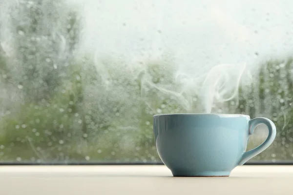 Secangkir Minuman Panas Dekat Jendela Pada Hari Hujan Ruang Untuk — Stok Foto