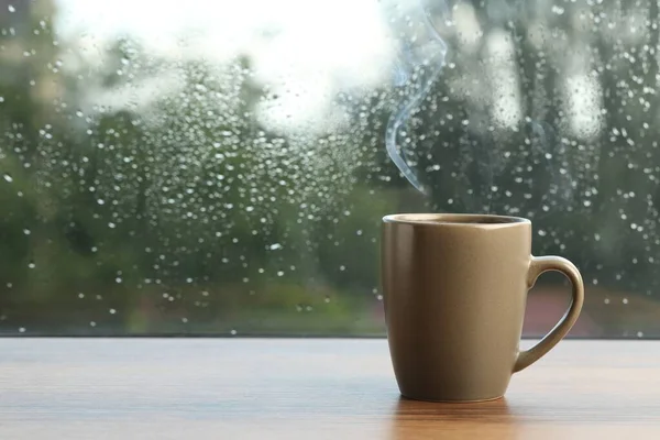 Чашка Горячего Напитка Окна Дождливый День Пространство Текста — стоковое фото
