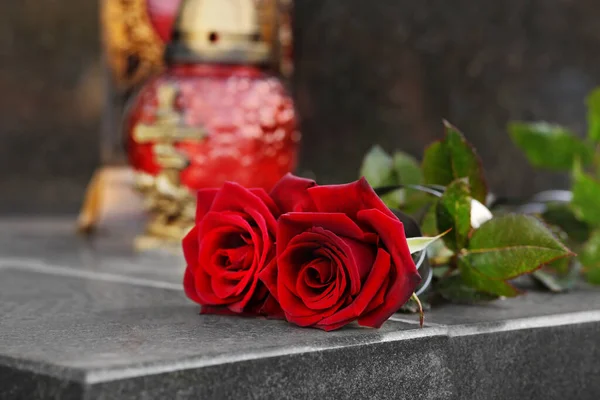 Красные Розы Могильный Свет Сером Гранитном Надгробии Открытом Воздухе Пространство — стоковое фото