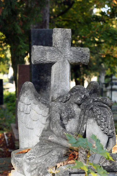 Прекрасна Статуя Ангела Хрестом Цвинтарі Релігійний Символ — стокове фото