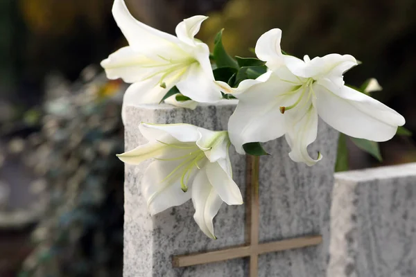 Vita Liljor Granit Gravsten Utomhus Begravning — Stockfoto