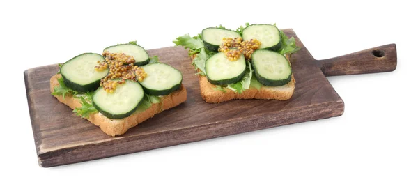 Leckere Gurkensandwiches Mit Rucola Und Senf Auf Weißem Hintergrund — Stockfoto