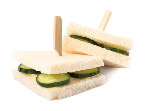 Leckere Frische Gurken Sandwiches Auf Weißem Hintergrund — Stockfoto