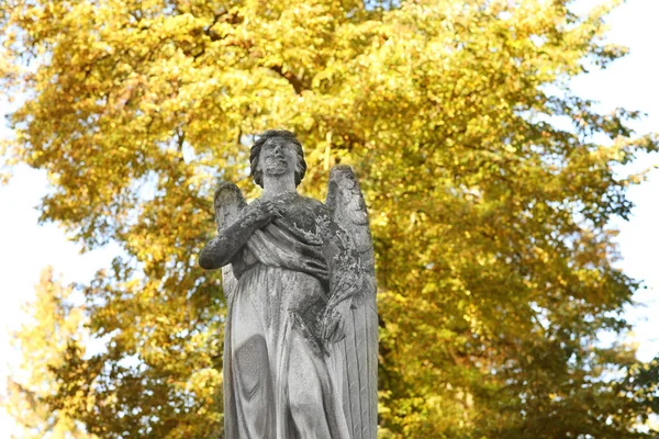 Bela Estátua Anjo Cemitério Vista Baixo Ângulo Espaço Para Texto — Fotografia de Stock