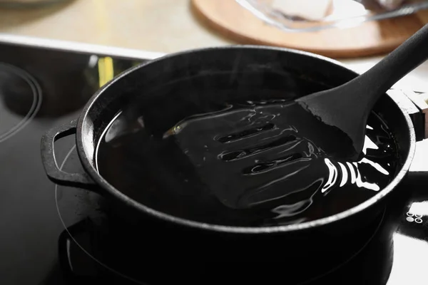 Сковородка Использованным Растительным Маслом Шпателем Плите Крупным Планом — стоковое фото