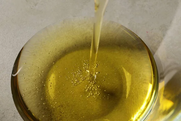 Wlewanie Oleju Spożywczego Szklanej Misce Zbliżenie — Zdjęcie stockowe