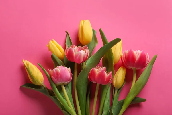 Veel Mooie Tulpen Roze Achtergrond Plat Gelegd — Stockfoto